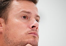 Oriol Riera escuchando una pregunta de la prensa tras el choque frente a Osasuna Promesas.