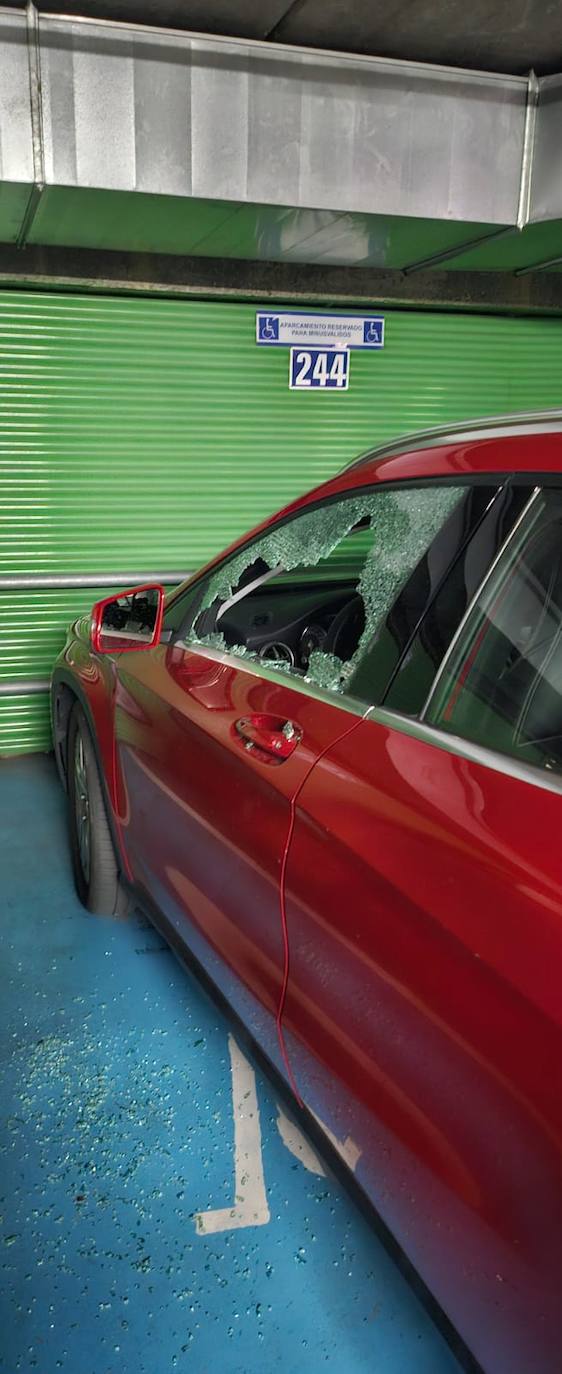 Imagen principal - Saqueo de madrugada en el parking de la avenida de Portugal: más de una decena de coches destrozados y el suelo cubierto de cristales