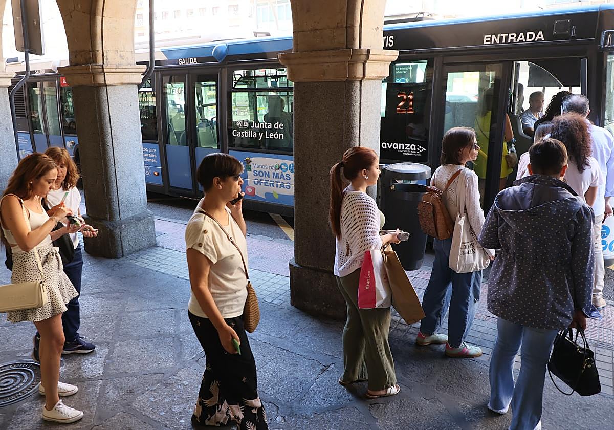 Varios usuarios entran en un autobús perteneciente al transporte metropolitano de Salamanca en Gran Vía.