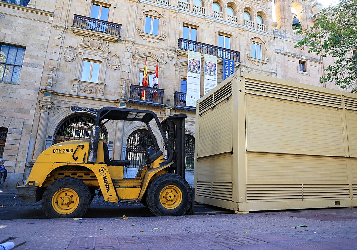 Instalación de una caseta de la Feria de Día en la plaza de los Bandos.