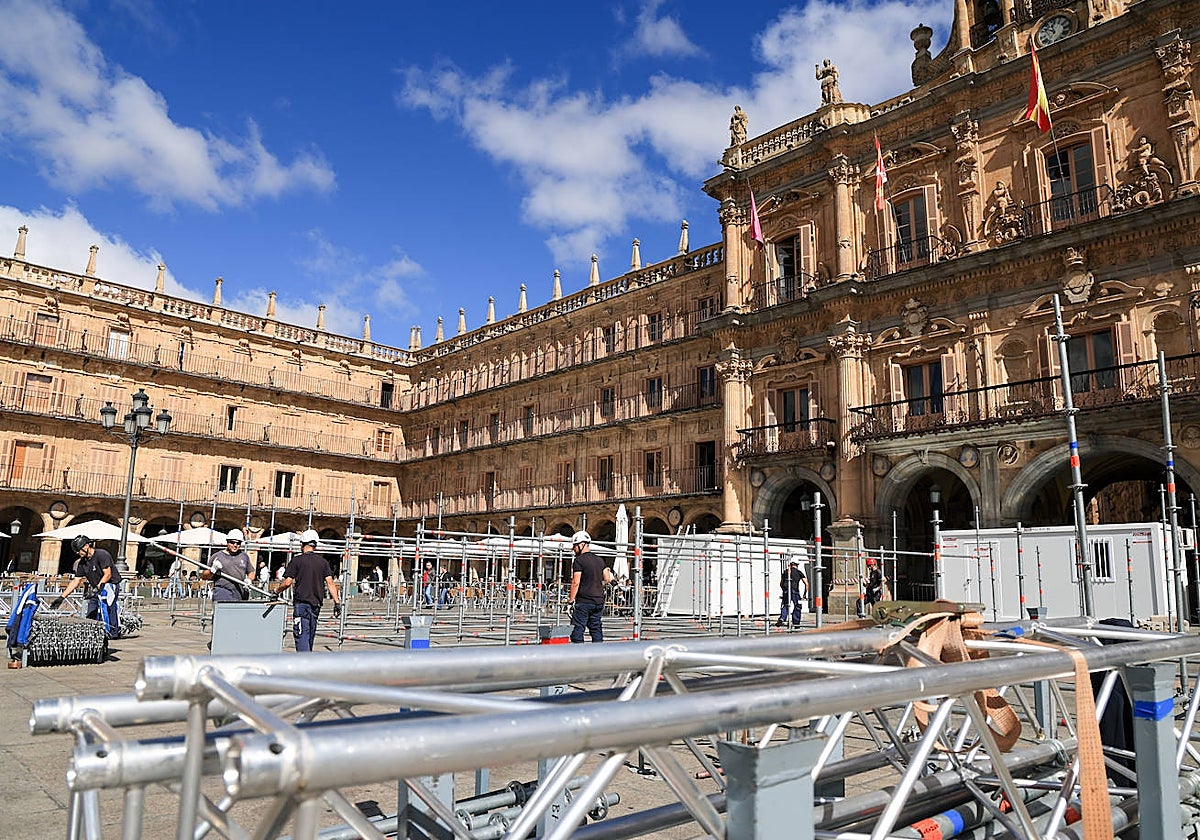 Montaje del escenario para las actuaciones de Ferias en la Plaza Mayor, este lunes.