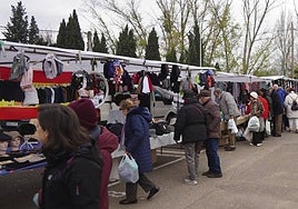 Gente comprando en el rastro en una foto de archivo.
