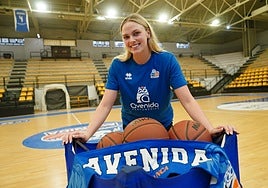 Laura Erikstrup junto a la cesta con los balones del entrenamiento en Würzburg.