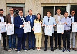 Representantes de hosteleros y concejales en la presentación.