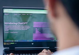 Un joven accede a ChatGPT en su ordenador.