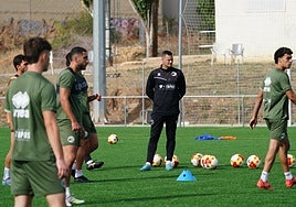 Oriol Riera sigue con atención el trabajo de sus jugadores este martes.