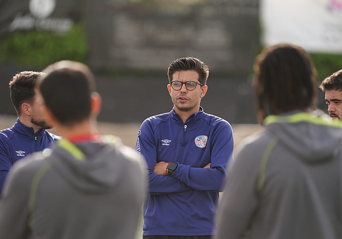 Álvaro Boyero, segundo entrenador del Salamanca UDS, durante la charla previa a la sesión de este martes.