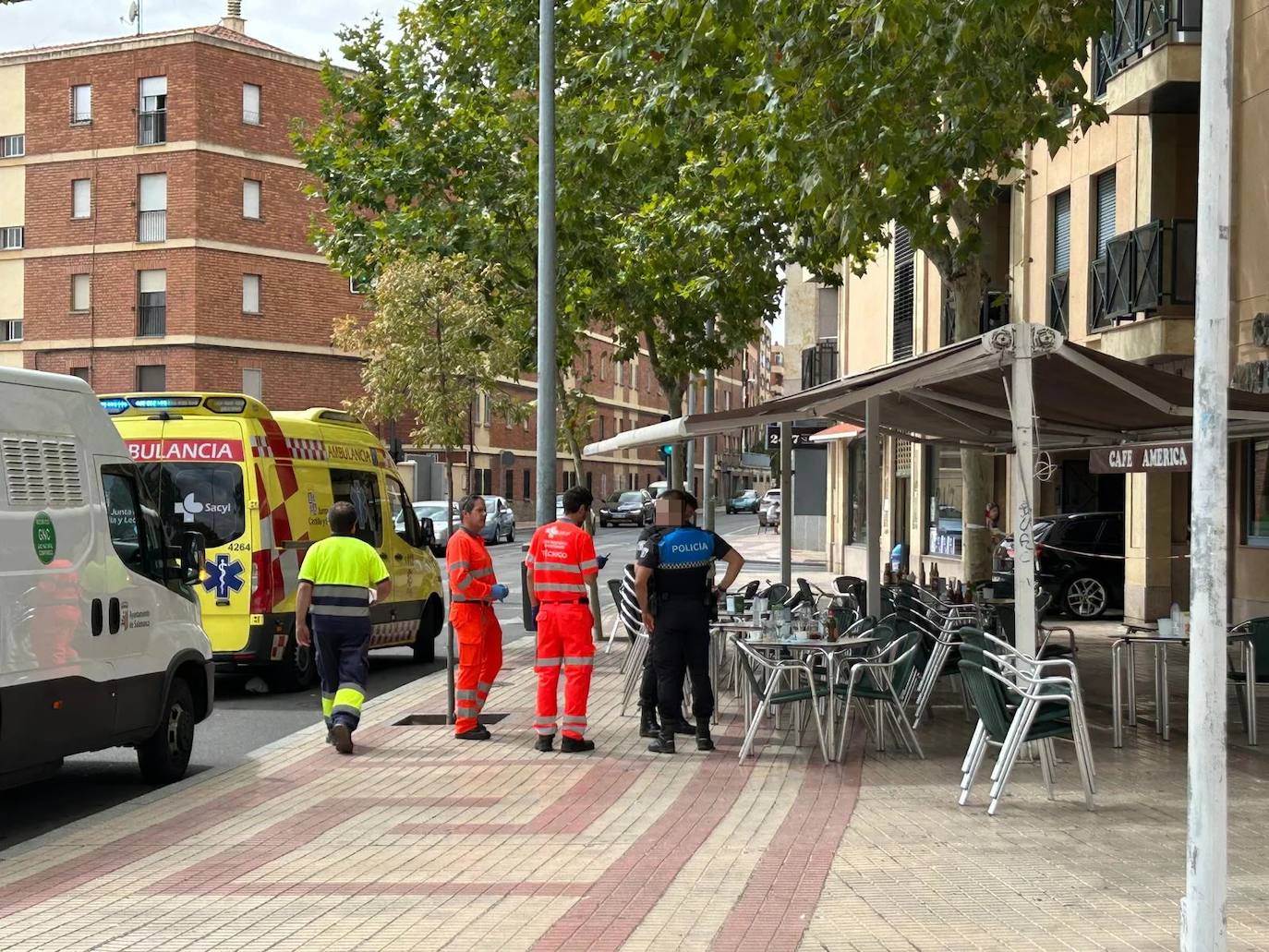 Sanitarios y policía en la calle Filipinas.