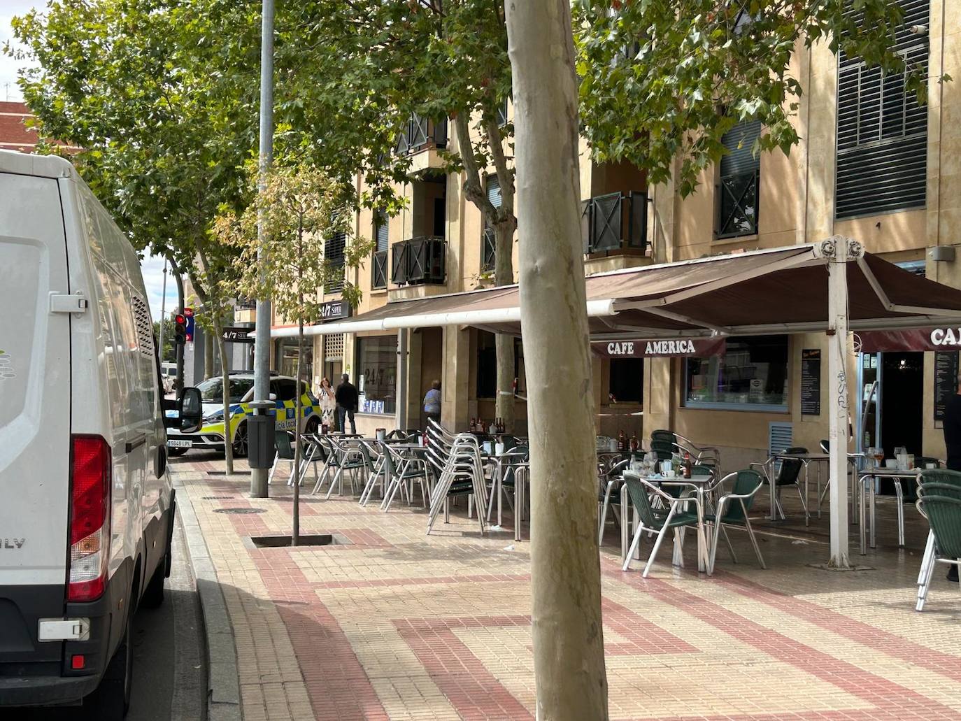 Imagen secundaria 1 - Violenta pelea en El Rollo: hay un detenido por apuñalar presuntamente en la pierna a la víctima que ha sido trasladada al Hospital