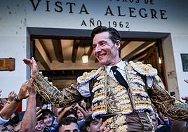 Diego Urdiales, a hombros en la plaza de toros de Vista Alegre de Bilbao.