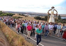 Imagen de la subida de Nuestra Señora del Carrascal en la víspera de su fiesta.