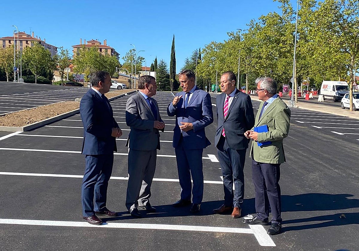El alcalde, Carlos García Carbayo, y el consejero de la Presidencia de la Junta, Luis Miguel González, estuvieron presentes en la presentación.