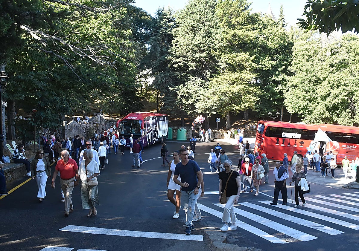 Imagen de autobuses el 8 de septiembre de 2024 minutos antes del inicio de la romería de la Virgen del Castañar en Béjar.