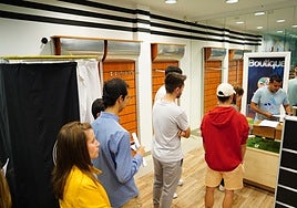 Abonados del Salamanca UDS haciendo colas para retirar su carné.