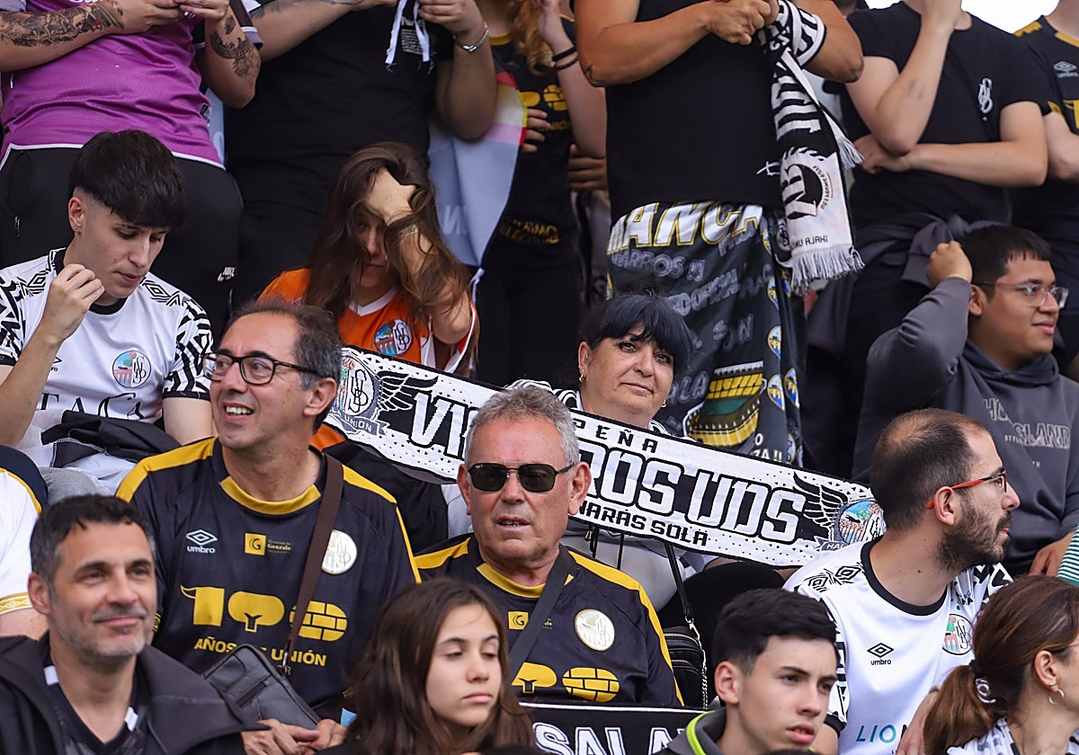 Una aficionada del Salamanca UDS con la bufanda de Viajeros en un desplazamiento a Vigo.