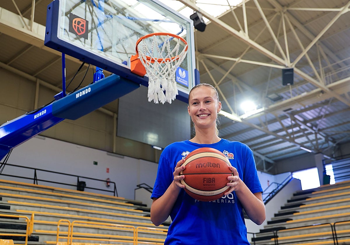 Regan Magarity, junto a una de las canasta de Würzburg.