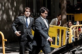 La pareja de Ayuso a la salida de los juzgados.