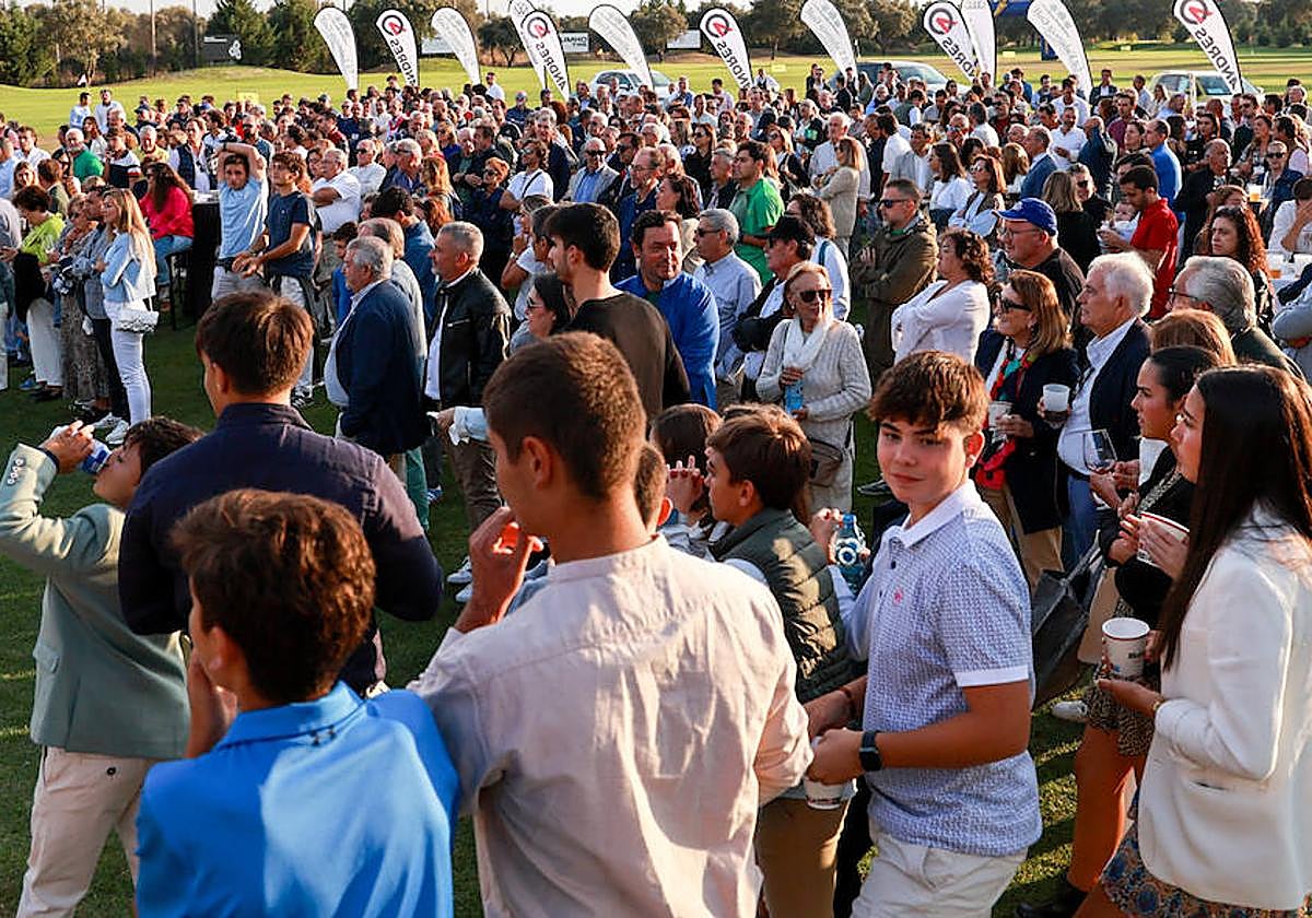 Participantes y acompañanates, sobre el tapete de La Valmuza, durante la entrega de premios de la IV edición.