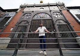 Carlos Valverde, a las puertas del Mercado Central, con sus dos puertas cerradas, como sucede en el futbolístico.