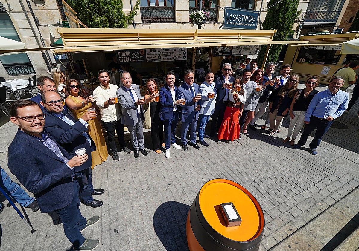 El alcalde y algunos concejales del Ayuntamiento de Salamanca, junto a representantes de la Asociación de Empresarios de Hostelería, en la inauguración de la Feria de Día.