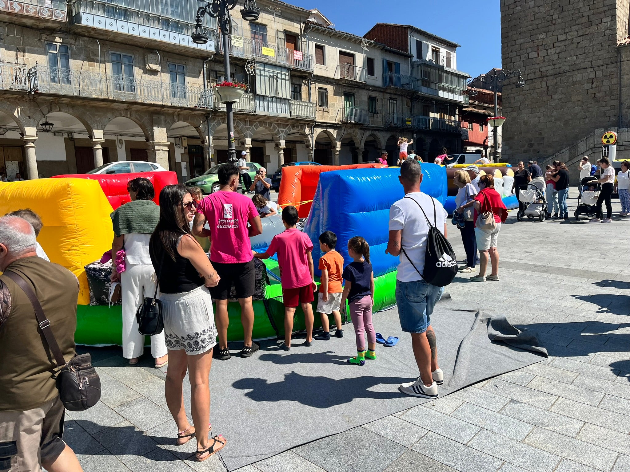 El público infantil disfruta con los castillos hinchables en la Plaza Mayor dentro de las fiestas patronales de Béjar