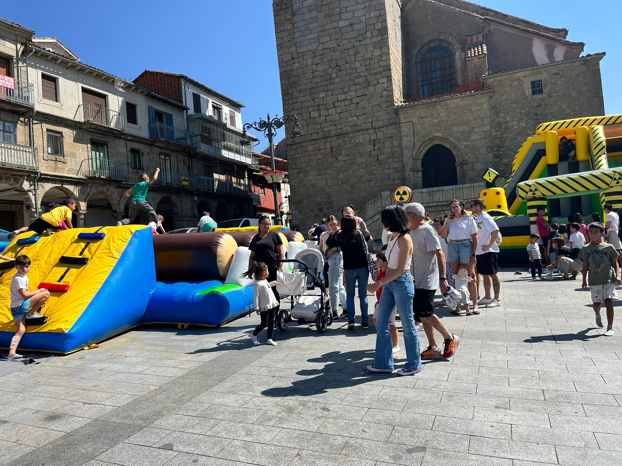 El público infantil disfruta con los castillos hinchables en la Plaza Mayor dentro de las fiestas patronales de Béjar