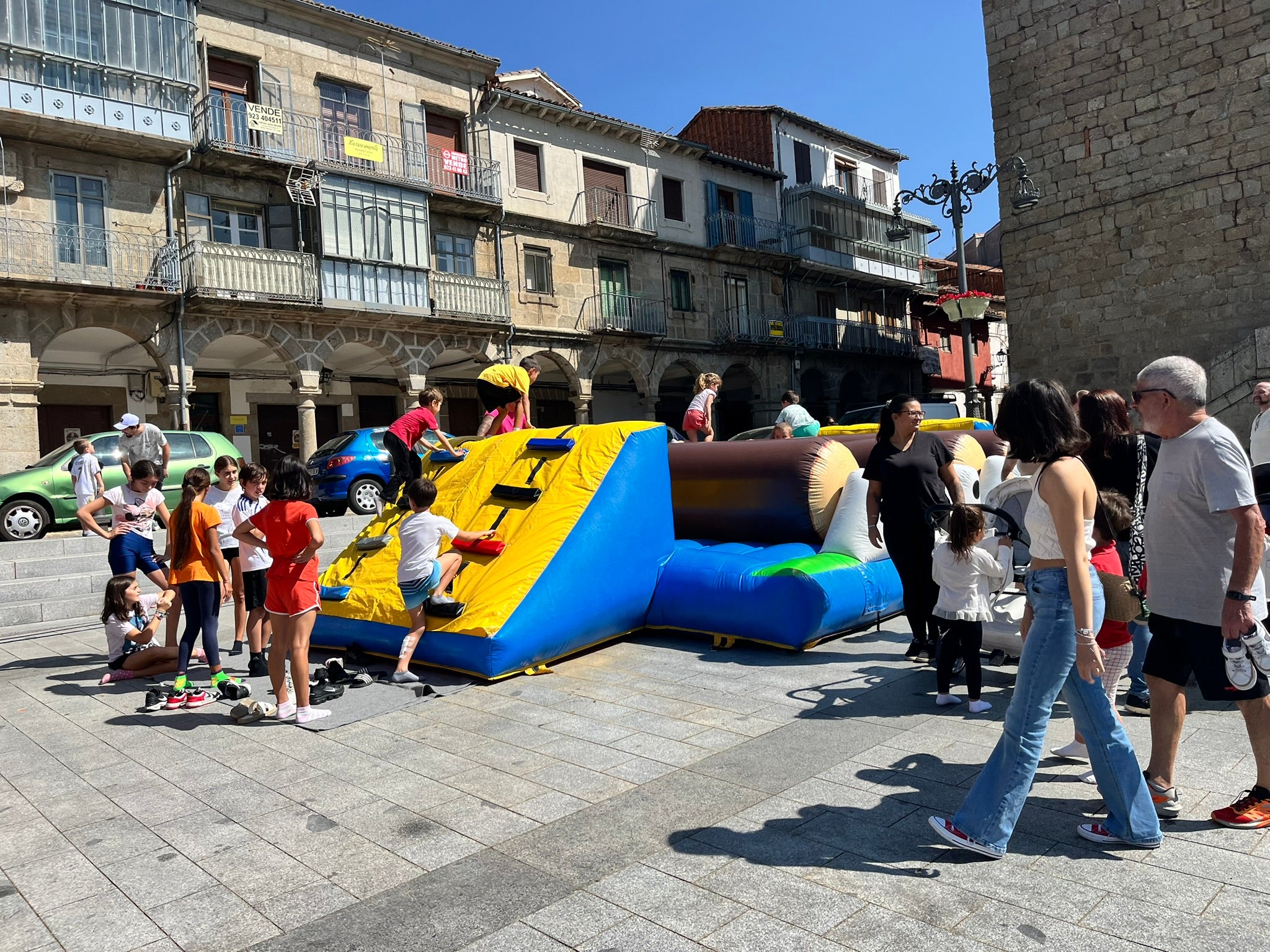 El público infantil disfruta con los castillos hinchables en la Plaza Mayor dentro de las fiestas patronales de Béjar