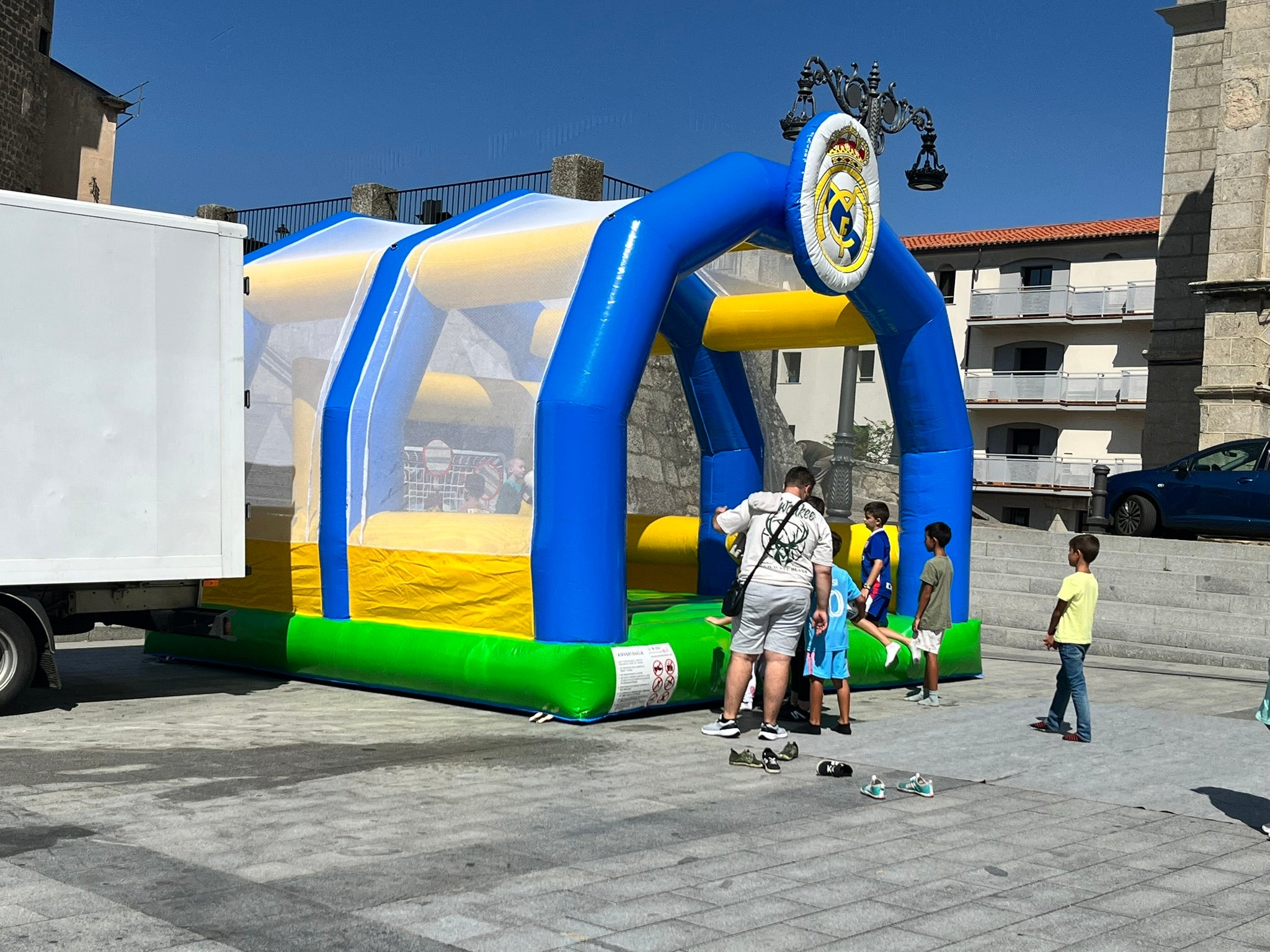 El público infantil disfruta con los castillos hinchables en la Plaza Mayor dentro de las fiestas patronales de Béjar