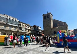 Imagen de los castillos hinchables ubicados en la Plaza Mayor de Béjar.