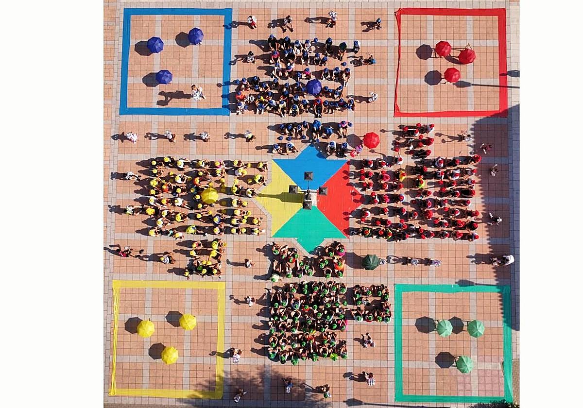 Concurso 'Así somos en mi pueblo': Paradinas de San Juan convierte a sus vecinos en un parchís humano