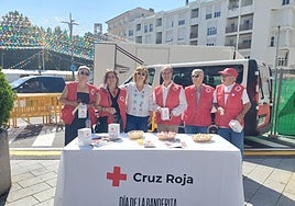 Algunos voluntarios de Cruz Roja, con el presidente comarcal, José Ramón Santamaría, y la concejala de Servicios Sociales, Rosa Torres.