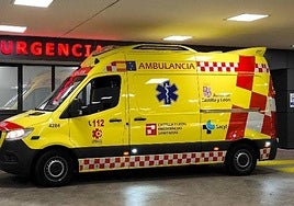 Imagen de una ambulancia del Sacyl a las puertas de Urgencias del Hospital de Salamanca.