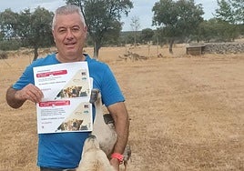 Óscar Sánchez, con Pinki en brazos, acompañado de Bimba y Kenzo.