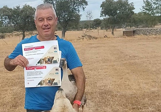 Óscar Sánchez, con Pinki en brazos, acompañado de Bimba y Kenzo.