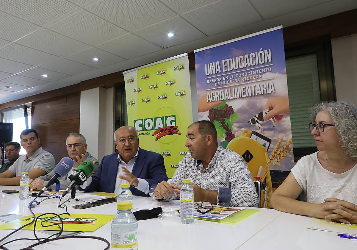 Lorenzo Rivera, Miguel Padilla, José Manuel Cortés, de COAG, y María Ángeles Gómez, decana de la Facultad de Ciencias Agrarias.