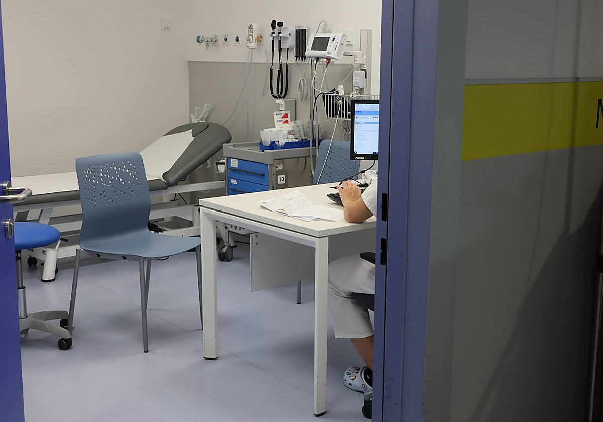 Un médico trabaja en su consulta en las Urgencias del Hospital.