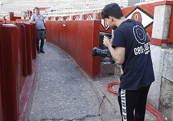 Pruebas de una cámara de televisión en el coso de La Glorieta.