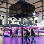 Compradores y turistas, en la plazuela del Mercado Central.