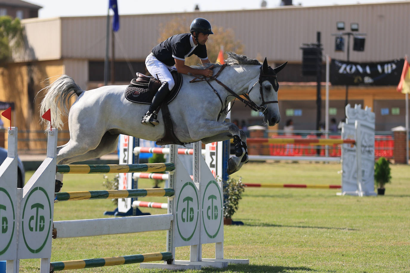 Ambientazo en la primera jornada de un concurso de saltos que enamora a Salamanca