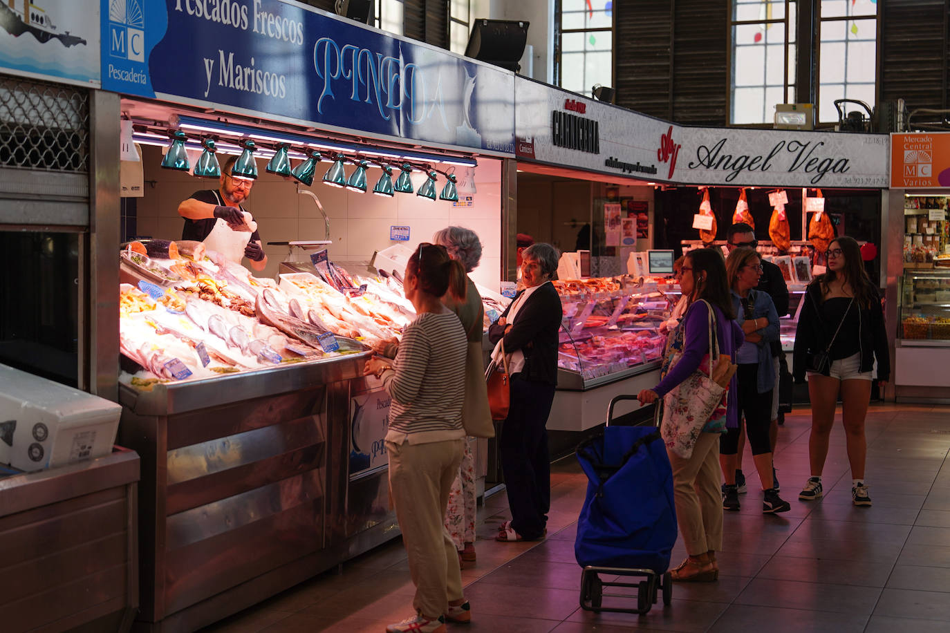 Una frutería del Mercado, en plena actividad.