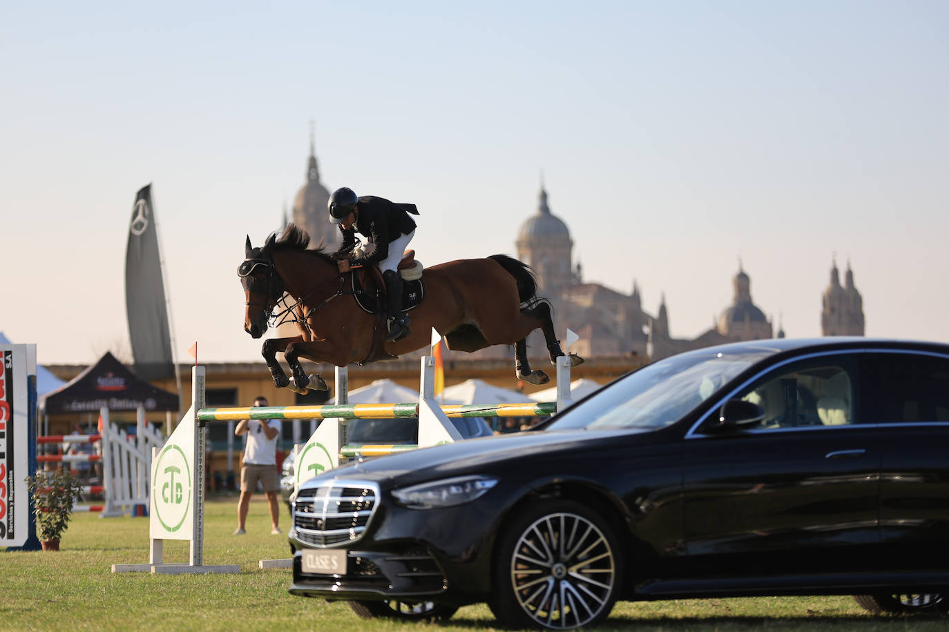 Ambientazo en la primera jornada de un concurso de saltos que enamora a Salamanca