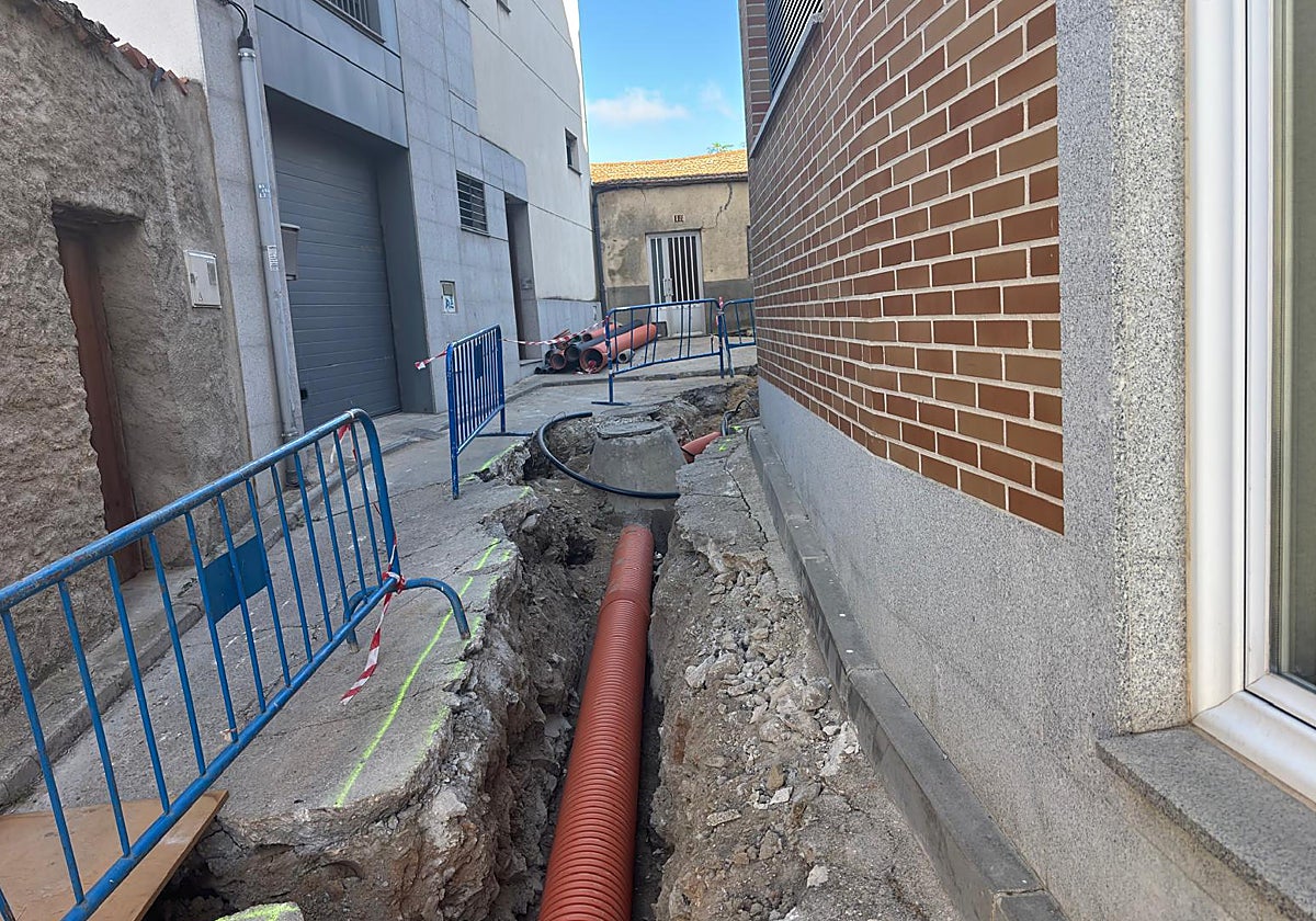 El inicio de las obras en la calle del Aire, en el centro de Alba de Tormes.