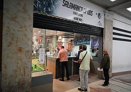 Aficionados, en la boutique del Salamanca UDS, este viernes, pocos minutos después de la apertura.