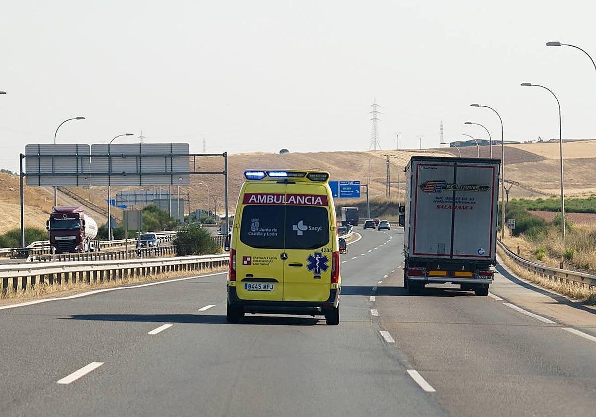 Una ambulancia, circulando por una autovía en Salamanca.