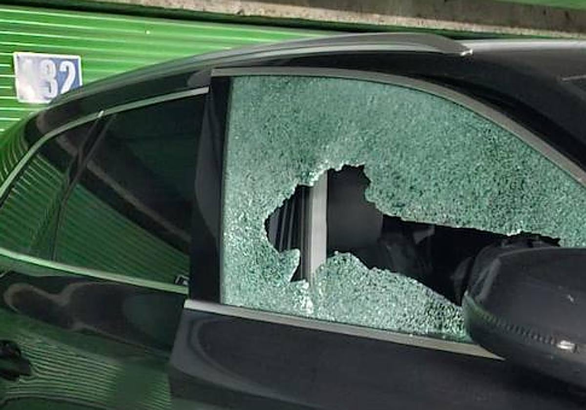 Uno de los coches dañados por el autor de los hechos.