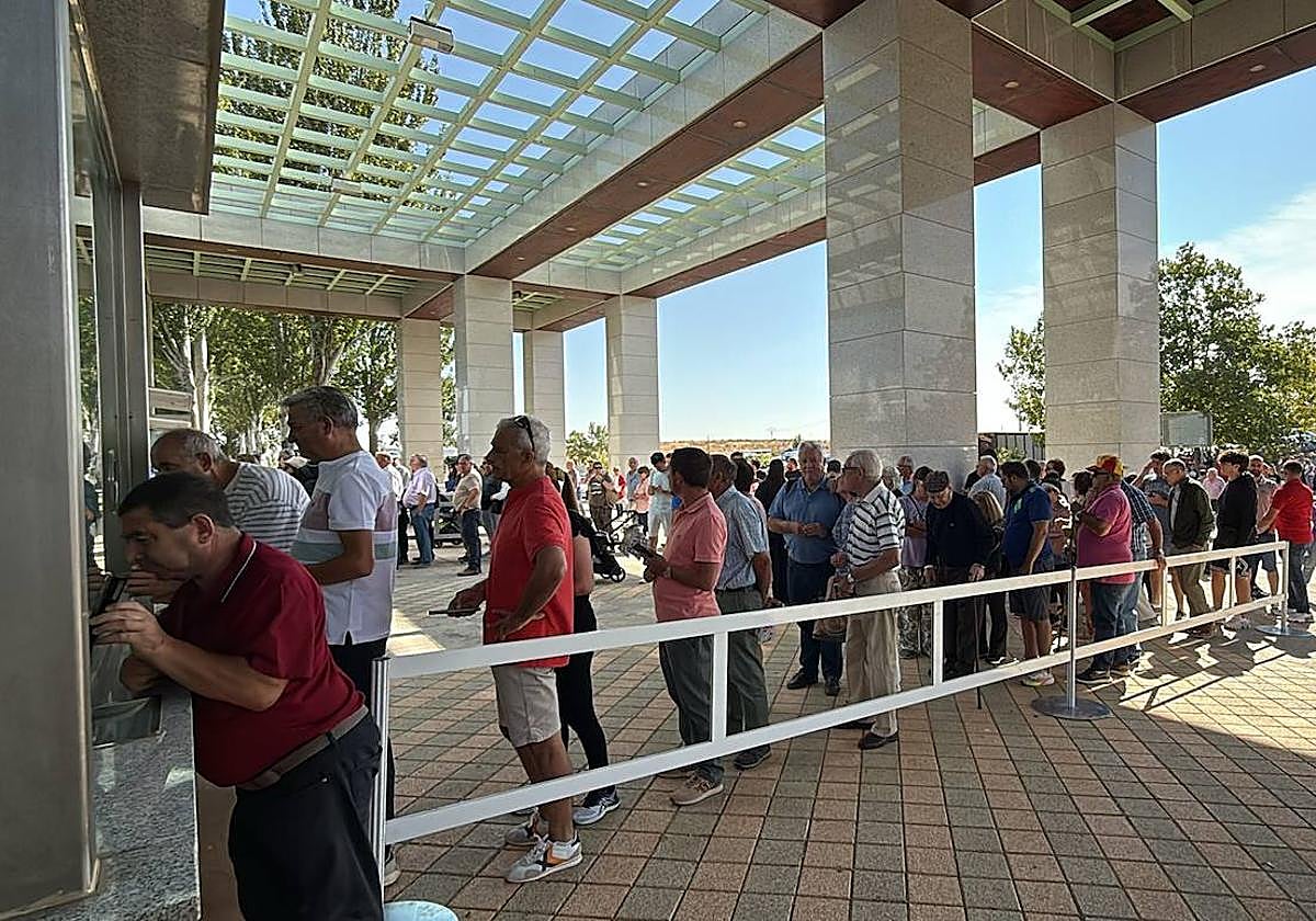 Imagen de las colas que se han visto en la entrada del recinto en la mañana de este viernes.