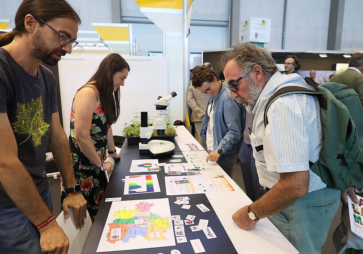 Ignacio García y Cristina Alcalde, en el estand de la Universidad.