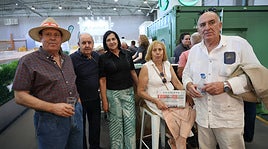Una delegación vallisoletana que no se pierde ninguna feria agropecuaria de Salamanca desde hace muchos años, encabeza por Severino San Juan, dueño de la empresa de leche SAT Prados Hoyos, y acompañado por Zelso Velasco, Elisa Nieta, Marcelino García y Elisa Velasco.