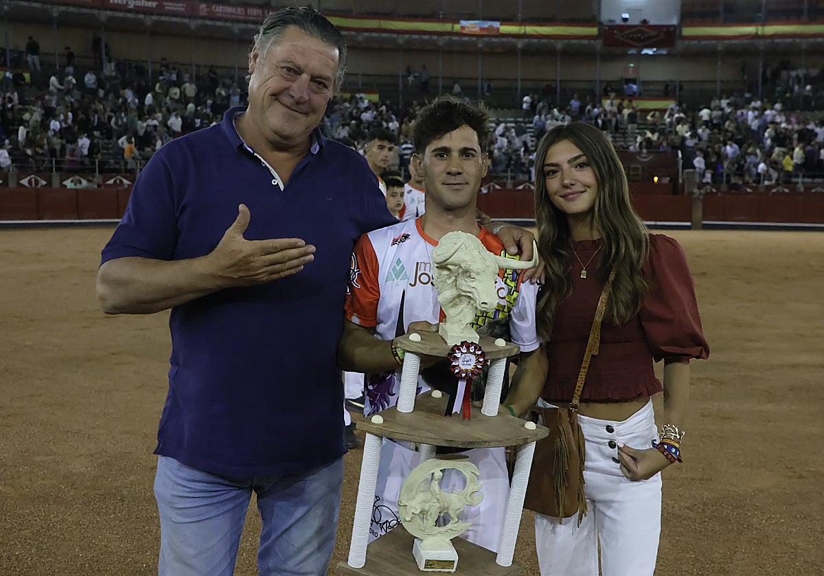 El ganadero Fernando García, de Adelaida Rodríguez, hace la venia al triunfador de la noche, Dani Alonso, en el centro con el trofeo.