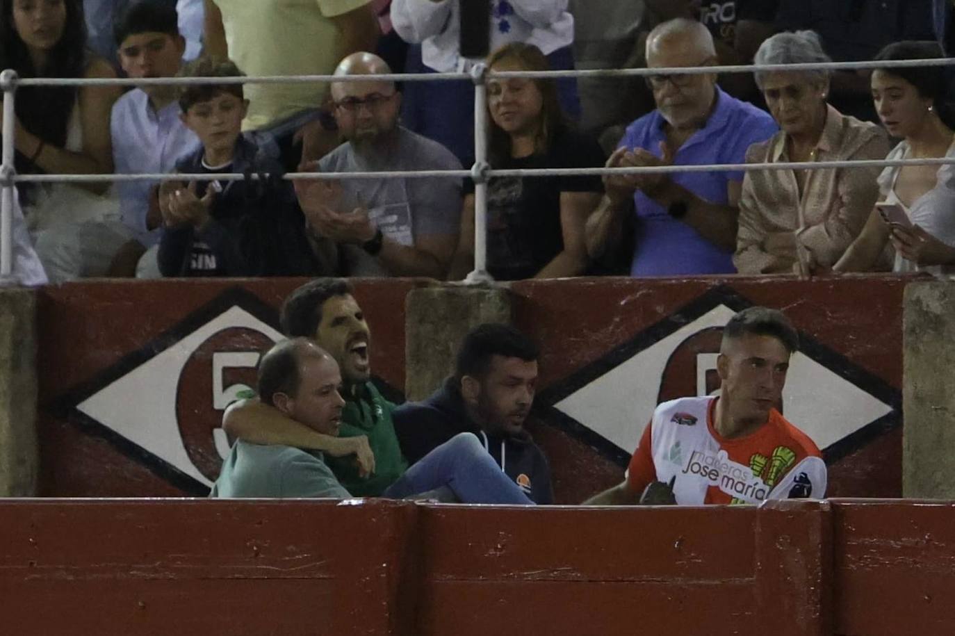 Las mejores imágenes del espectacular concurso de recortes que abrió la Feria en La Glorieta